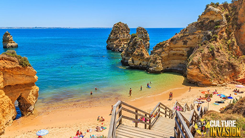 Marinha Beach Destinasi Pantai Instagramable di Portugal