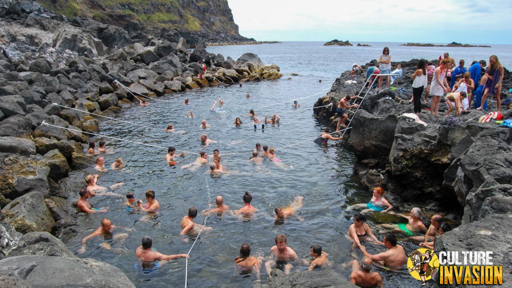 Berendam Hangat di Laut Portugal? Coba Ponta da Ferraria!