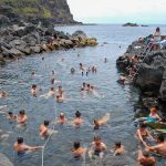 Berendam Hangat di Laut Portugal? Coba Ponta da Ferraria!
