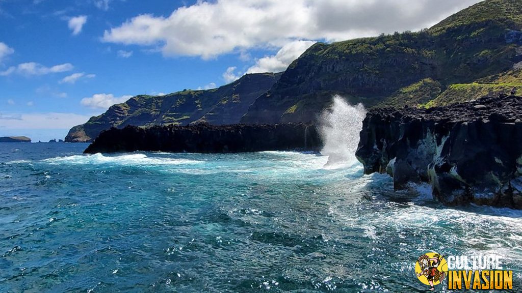 Berendam Hangat di Laut Portugal? Coba Ponta da Ferraria!