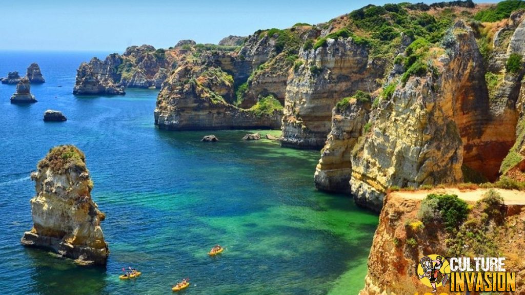Portugal Punya Praia Dona Ana, Pantai Cantik yang Bikin Betah!