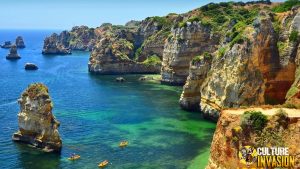 Portugal Punya Praia Dona Ana, Pantai Cantik yang Bikin Betah!