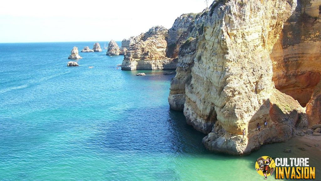 Portugal Punya Praia Dona Ana, Pantai Cantik yang Bikin Betah!
