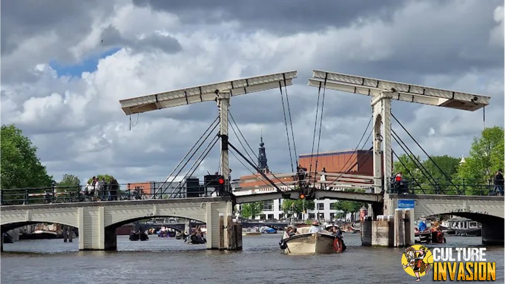 3 Momen Terbaik Menikmati Skinny Bridge di Amsterdam