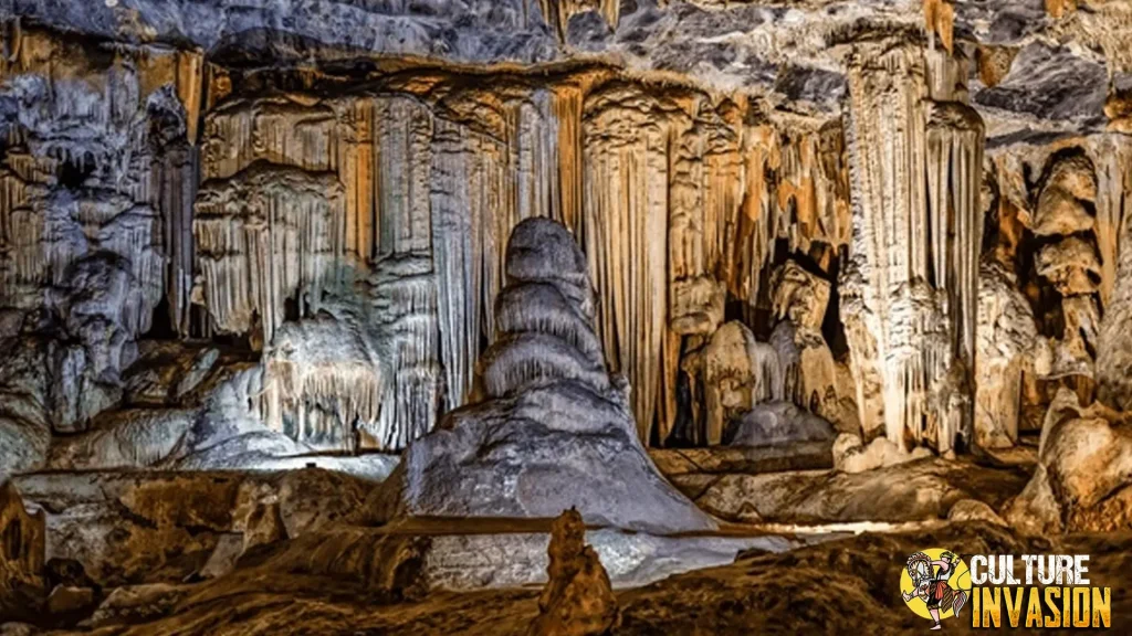 Cango Caves 20 Juta Tahun Keindahan di Perut Afrika