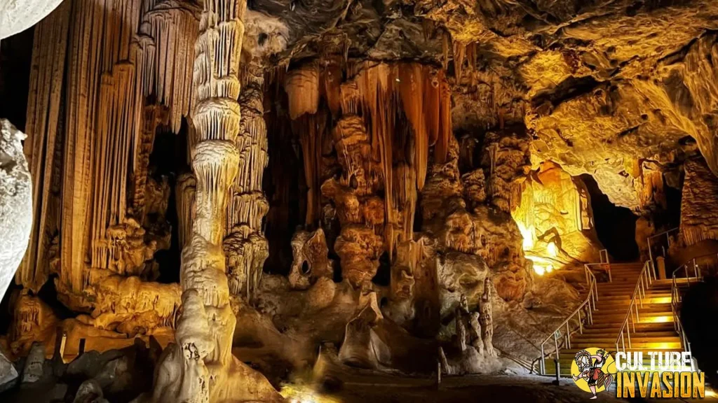 Cango Caves 20 Juta Tahun Keindahan di Perut Afrika
